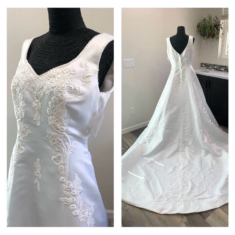 🚫SOLD🚫Exquisite Embroidered Soft White Wedding Gown sz 14